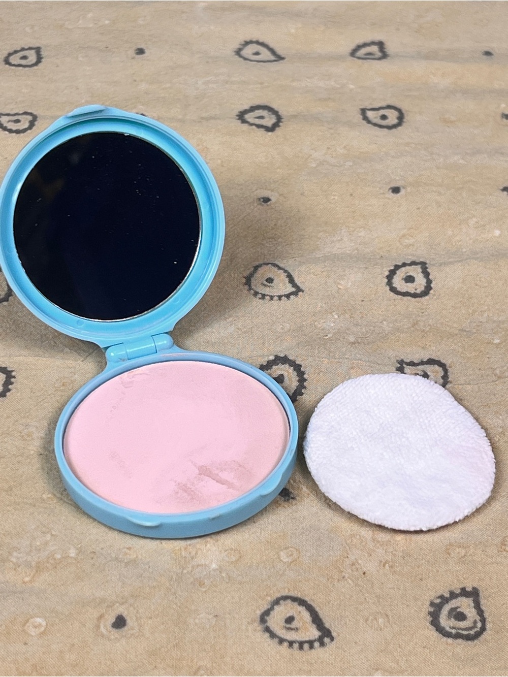 Vintage 1950s Chesebrough Ponds ‘Angel Face’ Powder Compact